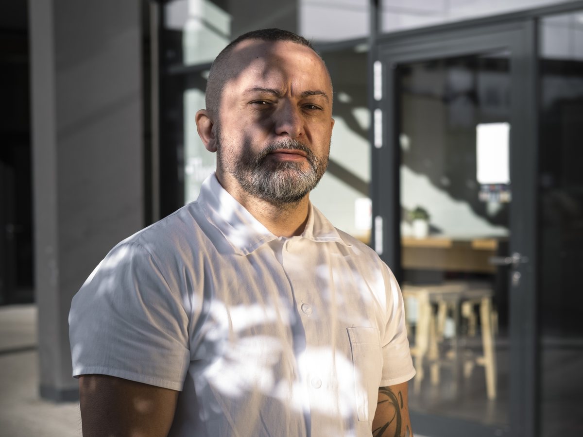 Pekař Mamas Bakery před provozovnou